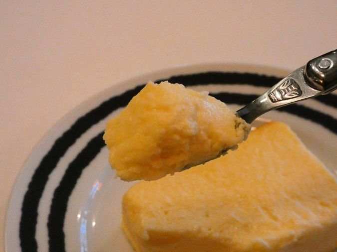 FEELS GOOD STORE（フィールズグッドストア） チーズケーキ すくった様子