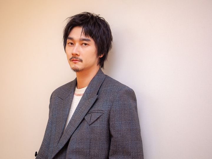 芥川賞作家・村田沙耶香の長編小説『消滅世界』が実写映画化。村田作品初の実写映画となる本作に出演している栁俊太郎さんにインタビュー。性が消滅し、人生を管理された中で生きることとは……。作品が描く世界や栁さんのキャリアなどについても聞きました。※写真：Kaori Saito（All About）