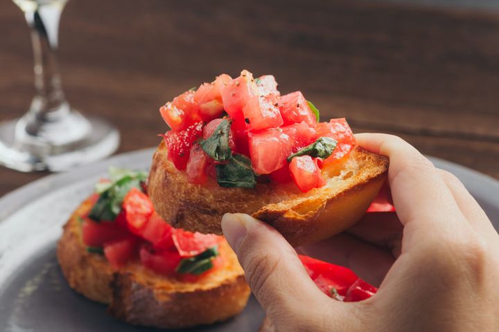 冷たいトマトと熱々バゲットの組み合わせが悪魔的においしい