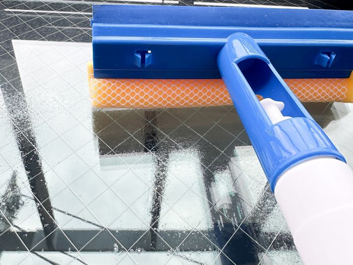 「スプレー付3WAY ガラスワイパー」税込220円（JANコード：4549131353983）