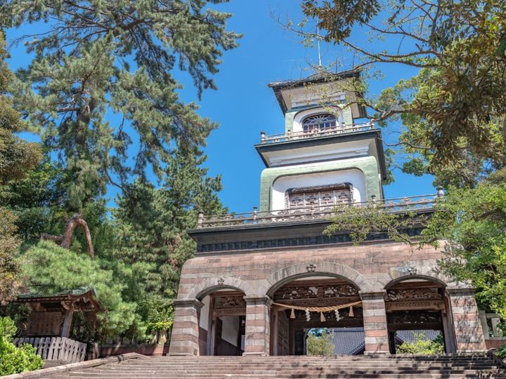 All About ニュース編集部が全国250人を対象に実施した御朱印に関するアンケートの調査結果から、好き&いただきたい「石川県の御朱印」ランキングを発表！ 2位「尾山神社」を抑えた1位は？（サムネイル画像出典：PIXTA）