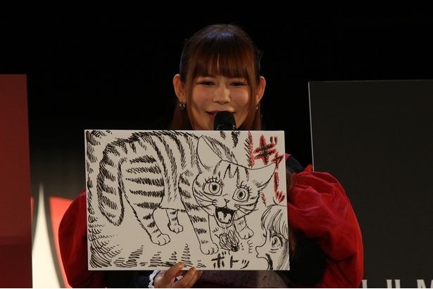 虫を吐き出す巨大ネコのイラストを描いてきた中川