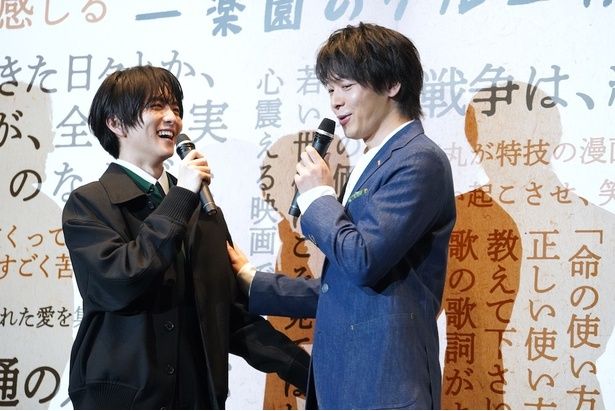 【写真を見る】仲良しすぎ！板垣李光人＆中村倫也、『ペリリュー ー楽園のゲルニカー』公開初日舞台挨拶で褒め合い合戦