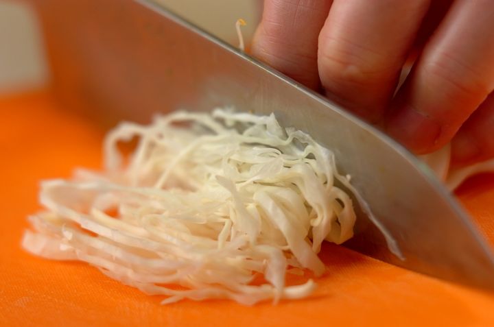 キャベツとカニカマのサラダの下準備1