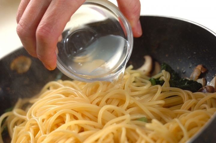 キノコと春菊のパスタの作り方3
