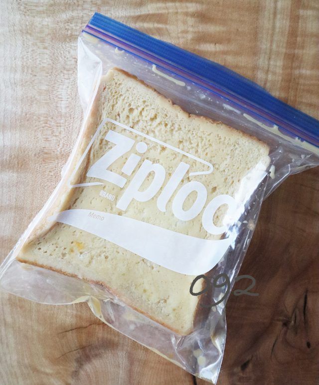 ポリ袋に入れた食パン