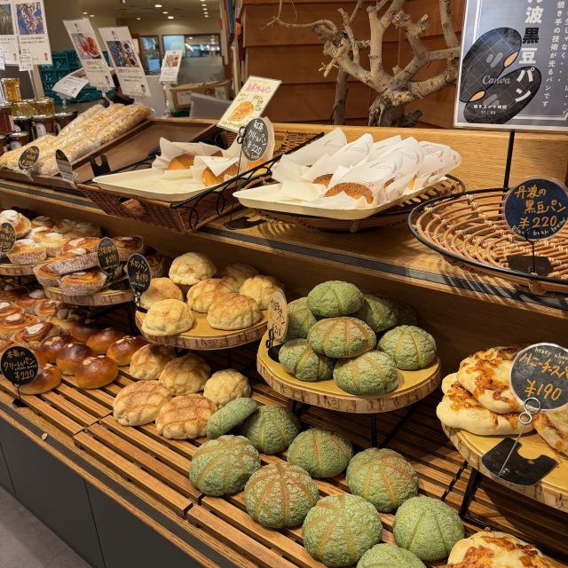 店内 パンの棚