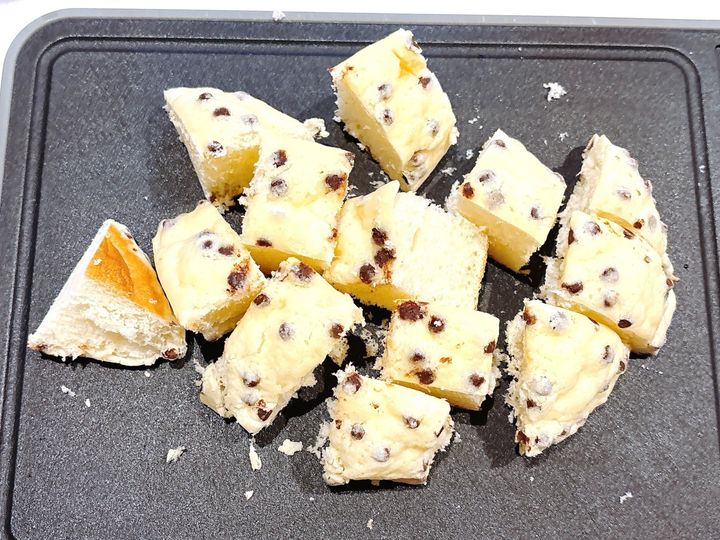 ひと口サイズにカットしたメロンパン