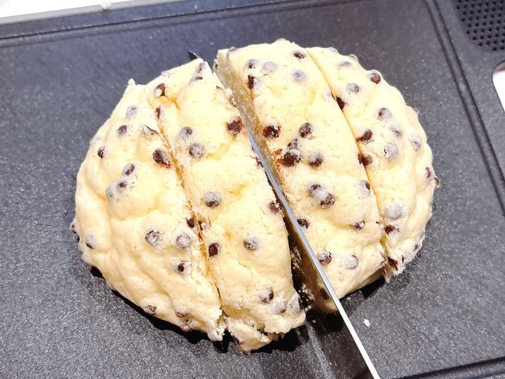 メロンパンを縦と横にカットする