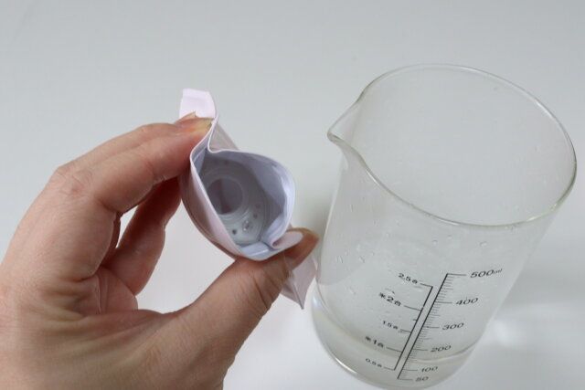 セリアのソフト湯たんぽにお湯を入れる