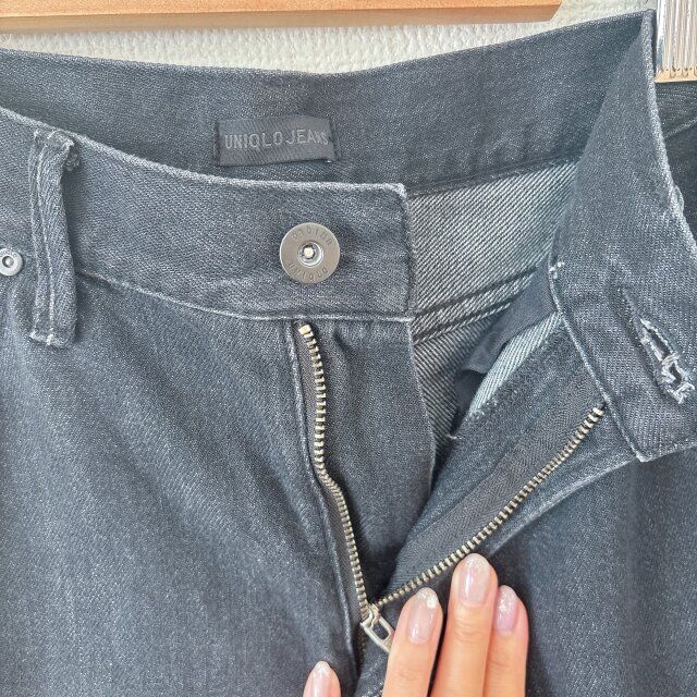 ウエスト部分はファスナーとボタンで着脱するデザイン