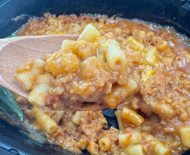 トマトで煮込んだ豚肉と牛肉のひき肉とショートパスタがよく絡んで美味しい