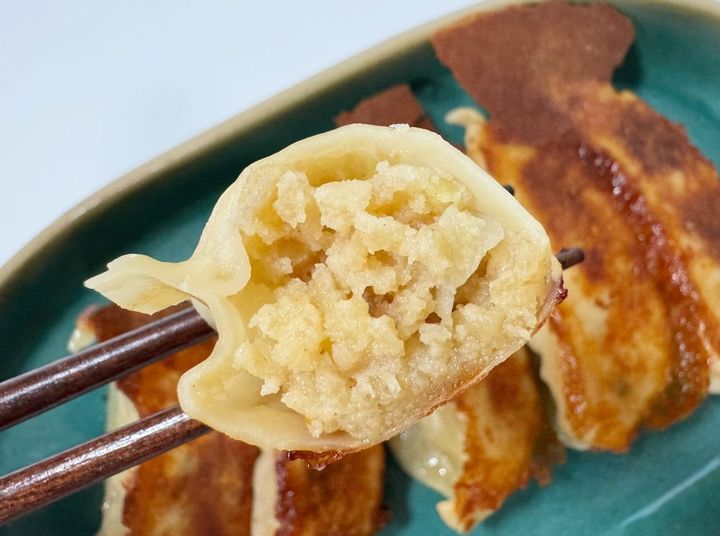普通の餃子と比べると淡白な味わい
