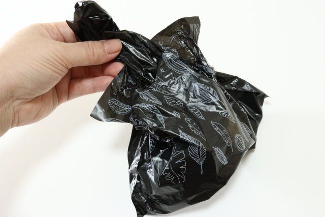 セリアのトイレにペタッとサニタリー袋は簡単に口を閉じられる