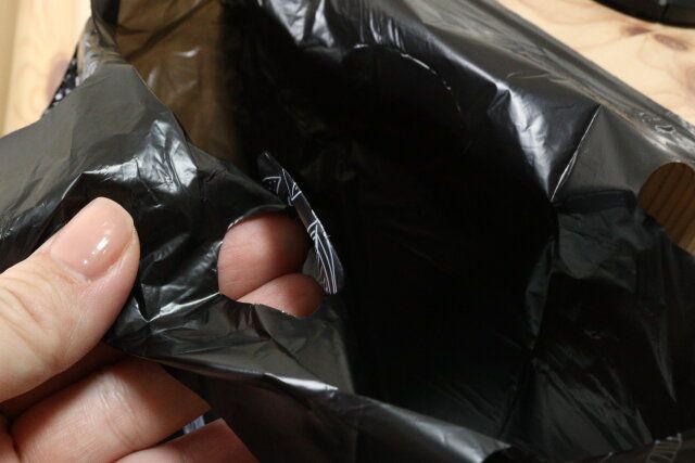 セリアのトイレにペタッとサニタリー袋の穴