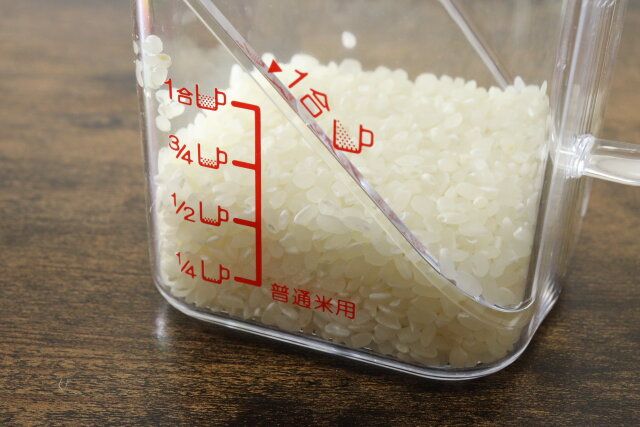 ダイソーのライスカップ2合は少量炊き用の目盛り付き