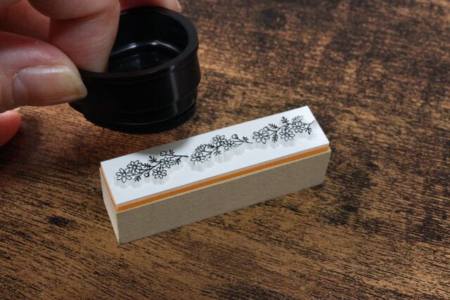 ダイソーの布におせるスタンプインクパッド ブラックはスタンプに色をのせやすい形状