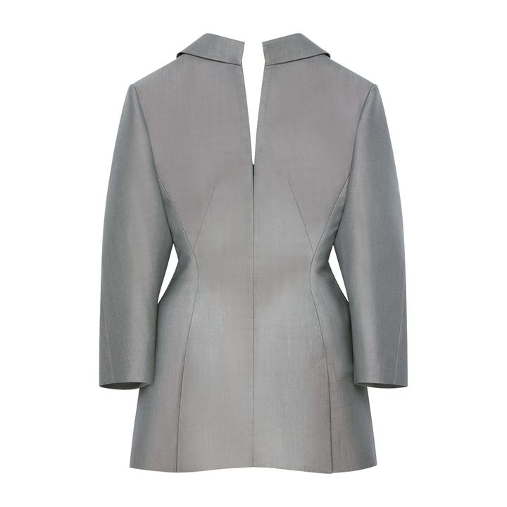 カッティングが美しいドレス ￥1,430,000／GIVENCHY BY SARAH BURTON