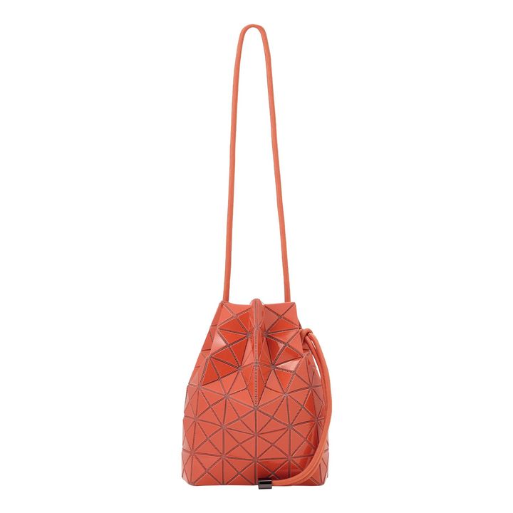 コーディネートの差し色にぴったりのバッグ 本体H23.5cm ￥66,000（12月展開予定）／BAO BAO ISSEY MIYAKE