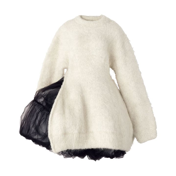 ニットドレス ￥198,000 中にはいたスカート ￥176,000／ともにCHIKA KISADA