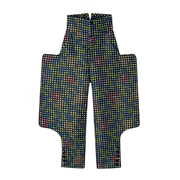 ドット柄のパンツ ￥99,000／ANREALAGE