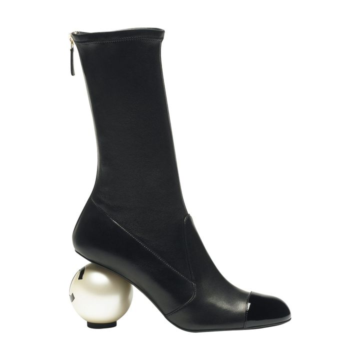 パールのヒールに釘付け！ ブーツ ヒール8.5cm ￥447,700／CHANEL