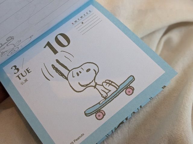 スヌーピー日めくりカレンダーの中面デザインとスケボーをするスヌーピーのイラスト