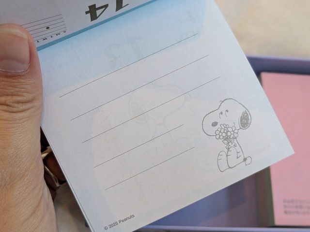 スヌーピー日めくりカレンダー裏面の罫線入りメモスペースとスヌーピーのイラスト