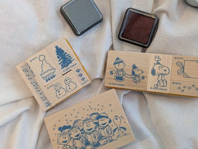 スヌーピースタンプ3種類とインクパッドを並べた様子