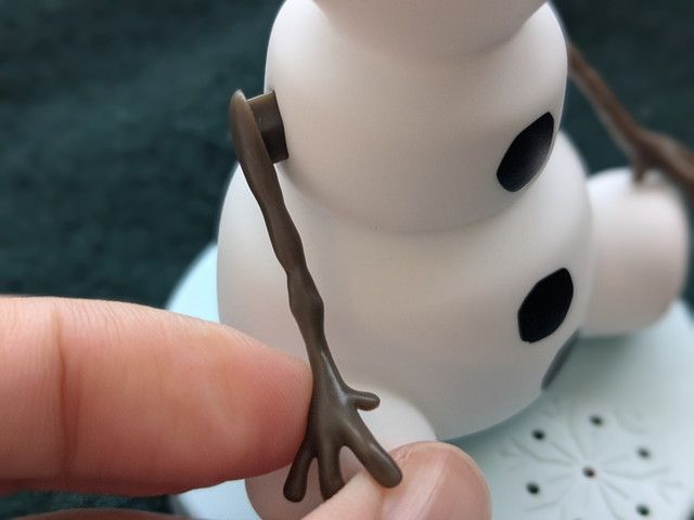 オラフ お部屋ライト 木の枝の腕パーツの柔らかさ