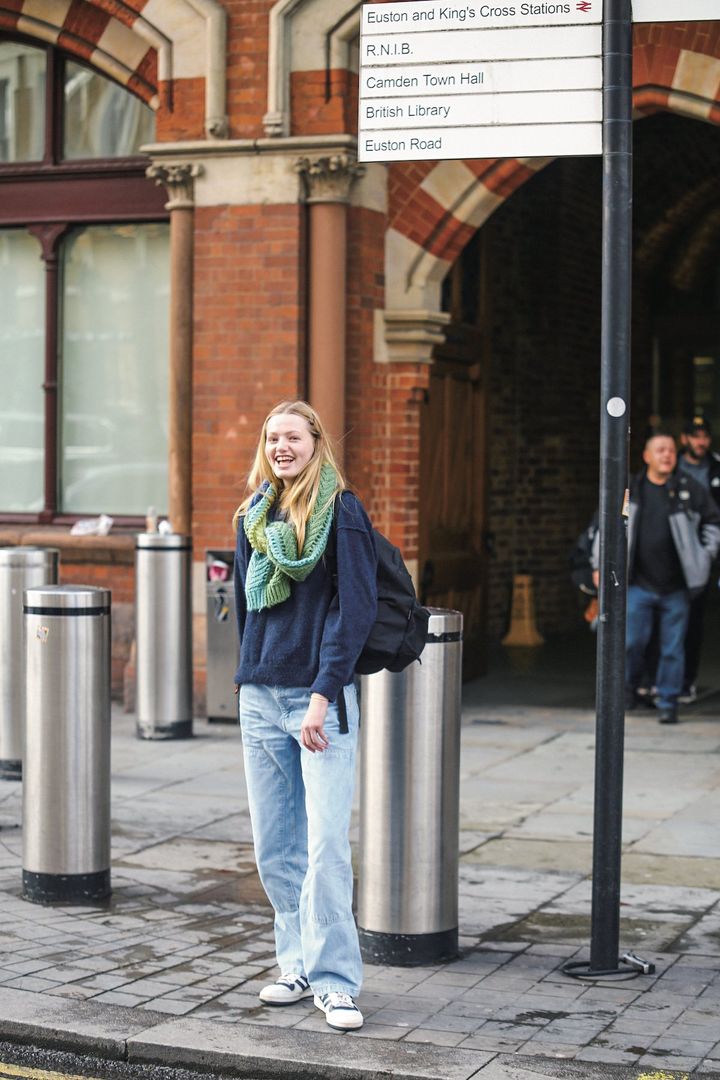 デニム × ニットの定番コーデのポイントは鮮やかなマフラー！