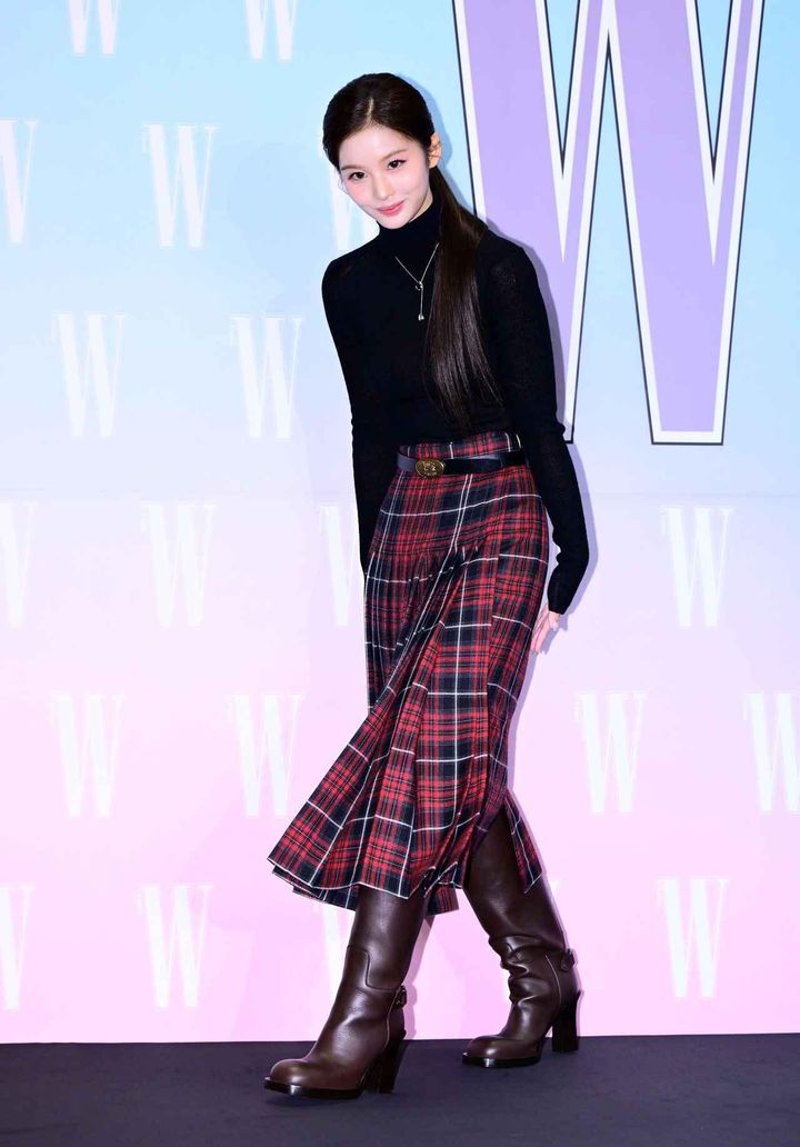 画像: 【NMIXX ソリュン】王道アイテムを重ねた正統派プレッピー