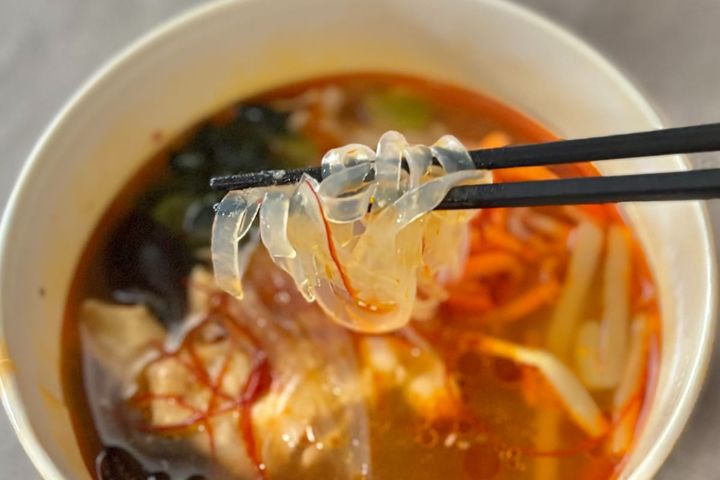 寒い日にこの辛さがクセになる！【ファミマ】人気シェフ監修の贅沢スープ