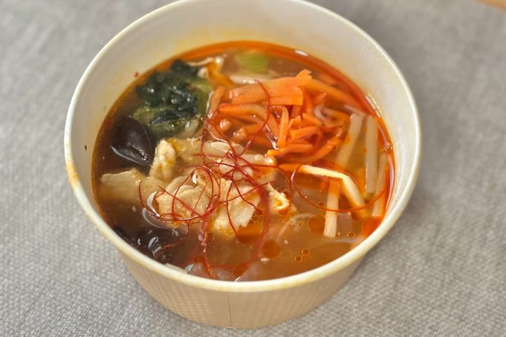 寒い日にこの辛さがクセになる！【ファミマ】人気シェフ監修の贅沢スープ