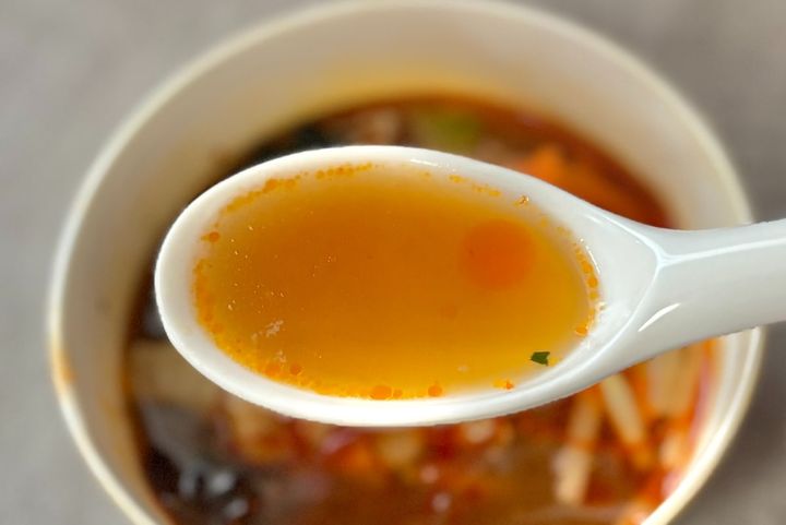寒い日にこの辛さがクセになる！【ファミマ】人気シェフ監修の贅沢スープ