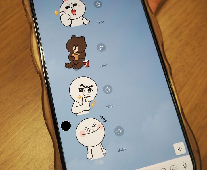 LINEアプリに初期搭載されている無料スタンプ。シンプルでわかりやすい感情表現が多いため、婚活初期にはうってつけだという