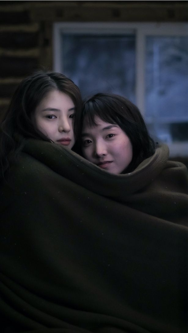 強くも儚げな眼差しでこちらをみつめるソルとスアン [c]2025 Elles Films Co., Ltd.