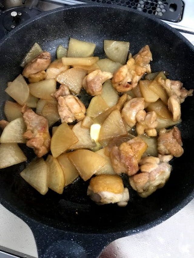 山本ゆりさんの「鶏と大根のバターじょうゆ」レシピ