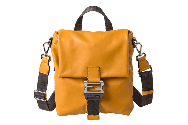 〈フェンディ〉のバッグ