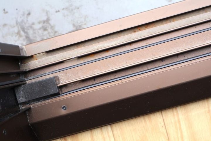 掃除前のサッシ