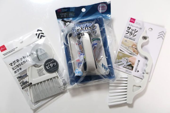 マグネットタイプミニちりとり＆ホウキ ￥110、床壁用グリップクリーナー（落ち落ちV）￥220、スクレーパー付サッシブラシ ￥110