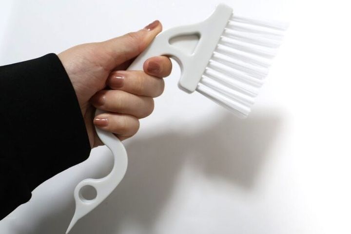 スクレーパー付サッシブラシ ￥110／ダイソー