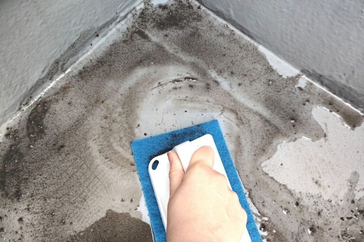 ベランダ床のこすり洗い