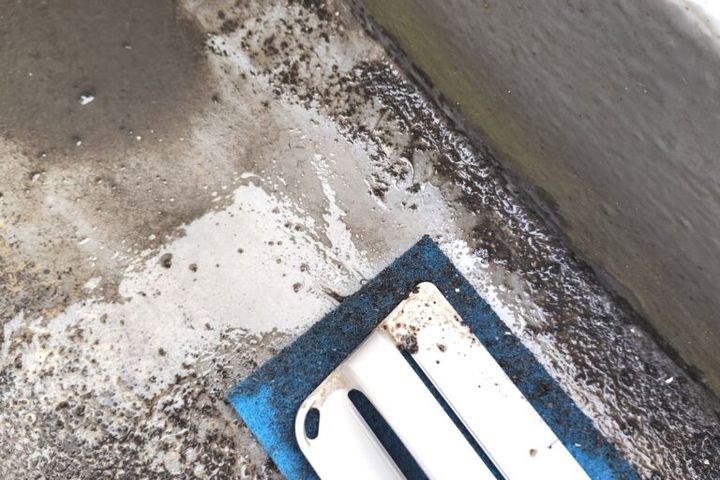 ベランダ床のこすり洗い