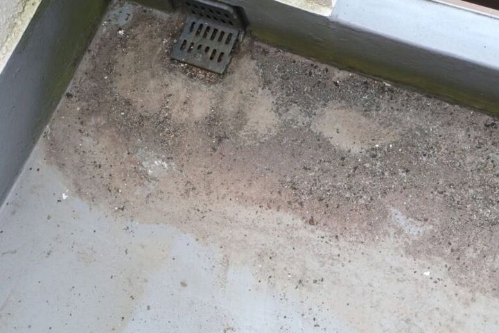 ごみを取り除いたベランダ