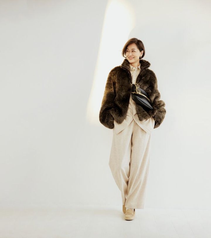 ブルゾン¥75,900／エイチ ビューティ＆ユース（エイチ ビューティ＆ユース）、シャツ¥88,000、パンツ¥77,000／ともにブラミンク（ブラミンク トーキョー）、ピアス¥52,700／トムウッド（トムウッド 青山店）、サングラス¥47,300／アイヴァン（アイヴァン 東京ギャラリー）、バッグ¥289,300、靴¥97,900／ともにトッズ（トッズ・ジャパン）、ソックス／上写真と同じ