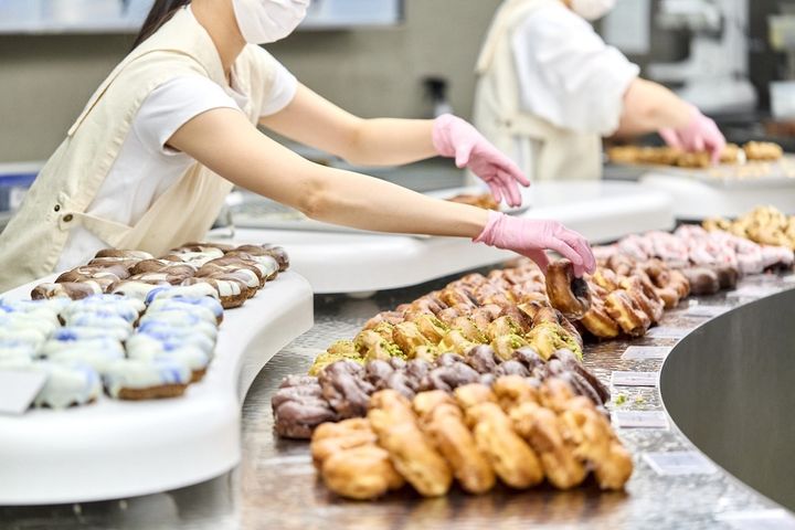 カウンターにドーナツを並べる様子