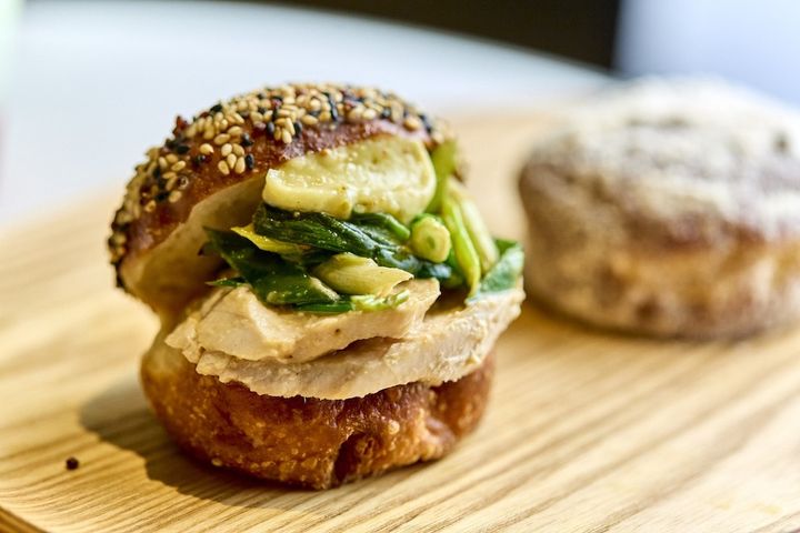 「九条ネギと鶏むね肉の柚子胡椒ゴマだれサンド」528円