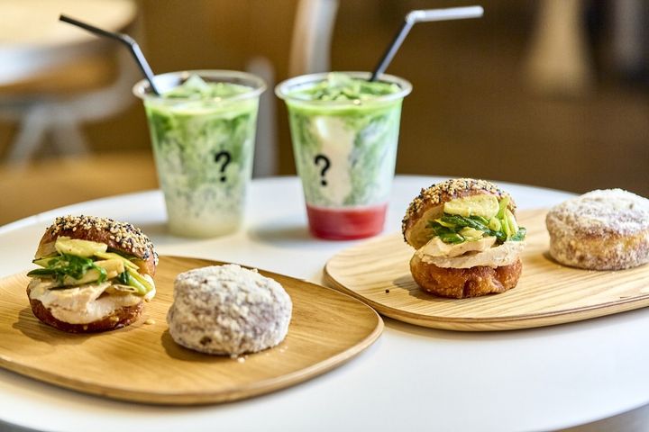 左奥「抹茶ラテ ICE」580円 右奥「ストロベリー抹茶ミルク」680円