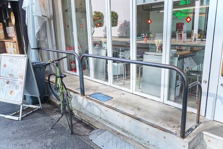 店内奥の壁一面に設えられた大きなレリーフのヨリ写真